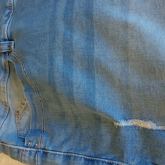 NWT Women's Mid Rise Denim Cuffed Shorts With Tummy Control - Picture 4 of 8